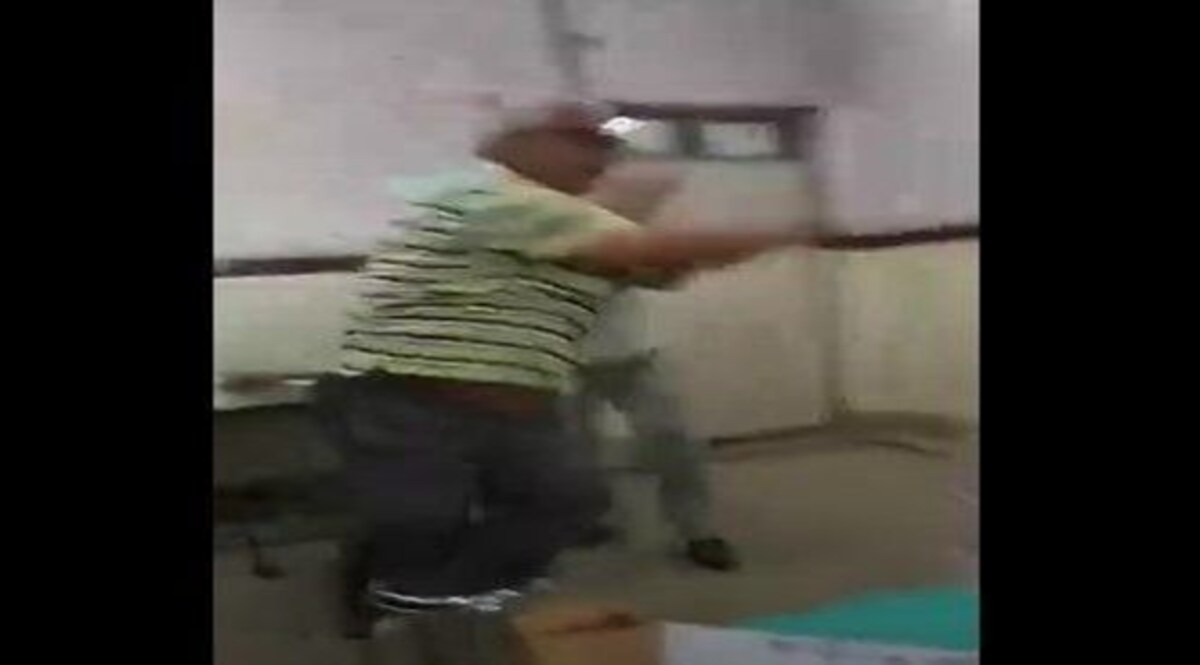 Viral Video : मरीजों के सामने इस अस्पताल के 2 डॉक्टरों ने एक दूसरे को बेड पर पटककर पीटा CrimeTak