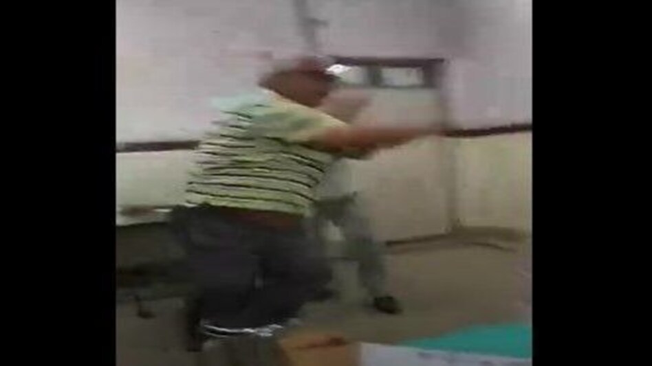 Viral Video : मरीजों के सामने इस अस्पताल के 2 डॉक्टरों ने एक दूसरे को बेड पर पटककर पीटा Viral Video : मरीजों के सामने इस अस्पताल के 2 डॉक्टरों ने एक दूसरे को बेड पर पटककर पीटा