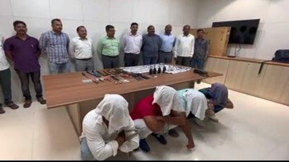 Ajab-Gajab Chor : ये तो गजब के चोर निकले, फोन को फ्लाइट मोड में डाल वॉकी-टॉकी से बात कर ऐसे करते थे घरों में चोरी Ajab-Gajab Chor : ये तो गजब के चोर निकले, फोन को फ्लाइट मोड में डाल वॉकी-टॉकी से बात कर ऐसे करते थे...