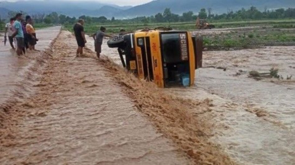 Uttarakhand Bus : चंपावत के किरौड़ा नाले में बही स्कूल बस, दो लोग घायल Uttarakhand Bus : चंपावत के किरौड़ा नाले में बही स्कूल बस, दो लोग घायल