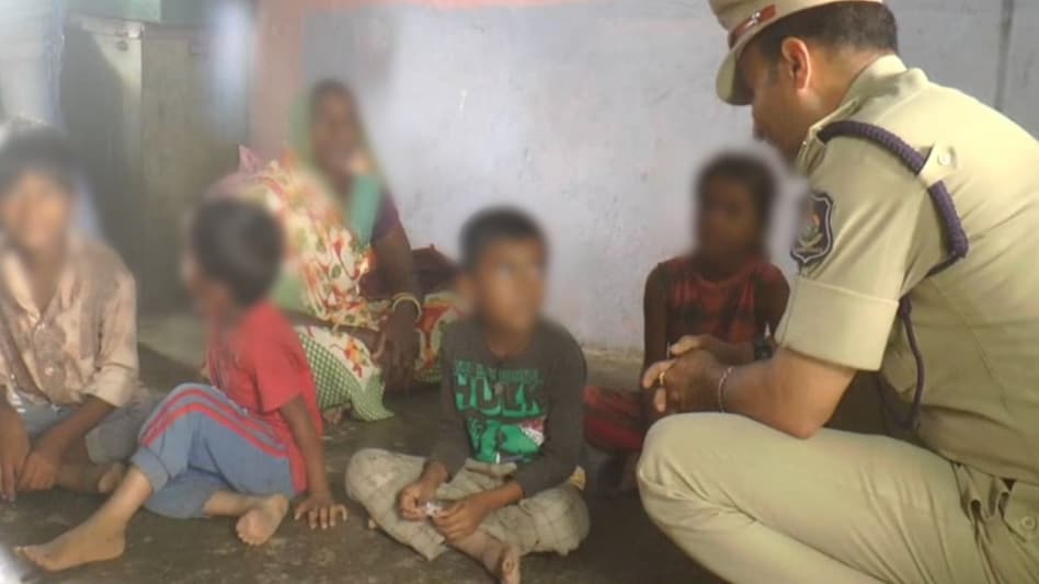 Gujarat Crime: ज़हरीली शराब से हुई पिता की मौत, अनाथ हुए चार बच्चों की ज़िम्मेदारी उठाएंगे एसपी Gujarat Crime: ज़हरीली शराब से हुई पिता की मौत, अनाथ हुए चार बच्चों की ज़िम्मेदारी उठाएंगे एसपी