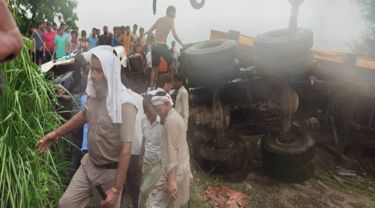 Haryana News: नूह में दर्दनाक हादसा, ट्रक पलटने से ऑटो सवार 7 लोगों की मौके पर मौत CrimeTak