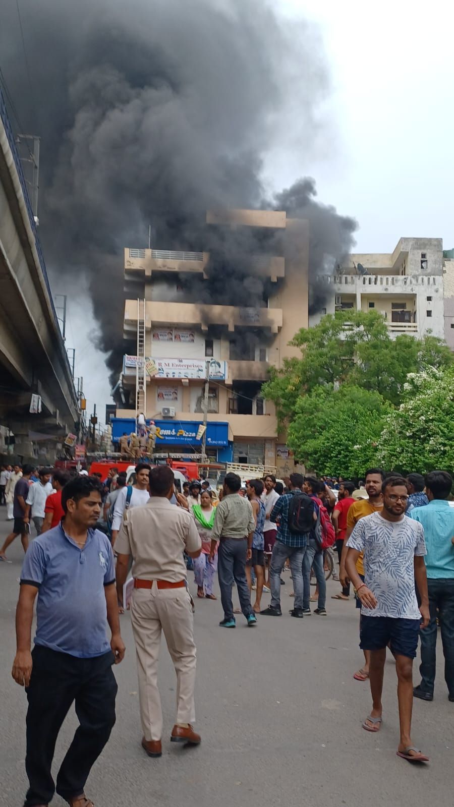 Delhi News: दिल्ली में 4 मंजिला इमारत में लगी आग, दमकलकर्मियों ने बचाई 12 की जान Delhi News: दिल्ली में 4 मंजिला इमारत में लगी आग, दमकलकर्मियों ने बचाई 12 की जान