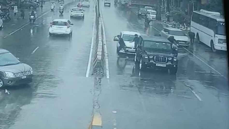 UP Crime News: ग्रेटर नोएडा में दबंगों ने थार में मारी टक्कर फिर की तोड़फोड़, देखिए दबंगई की CCTV UP Crime News: ग्रेटर नोएडा में दबंगों ने थार में मारी टक्कर फिर की तोड़फोड़, देखिए दबंगई की CCTV