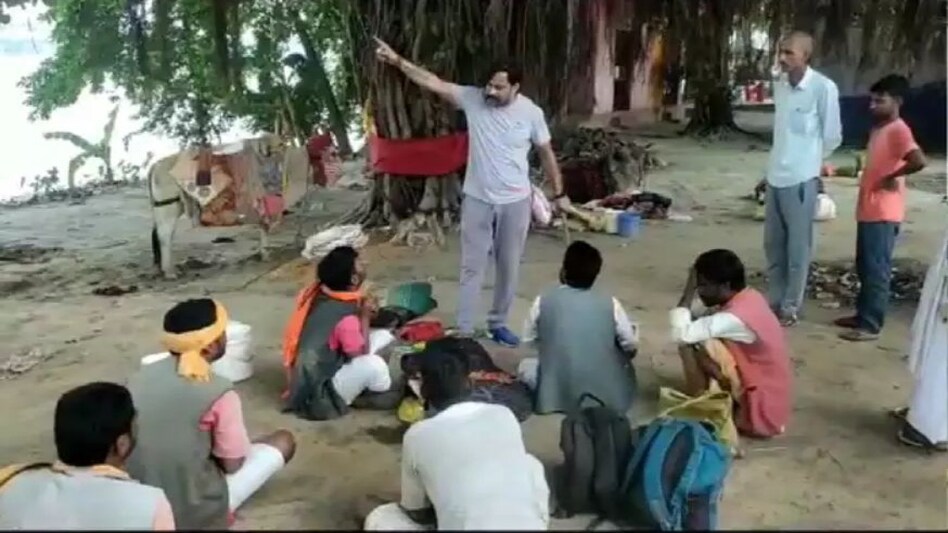 Crime News Hindi : साधु के भेष में बैल के साथ घूम रहे थे 6 मुस्लिम युवक, बजरंग दल ने पकड़ कर पीटा Crime News Hindi : साधु के भेष में बैल के साथ घूम रहे थे 6 मुस्लिम युवक, बजरंग दल ने पकड़ कर पीटा