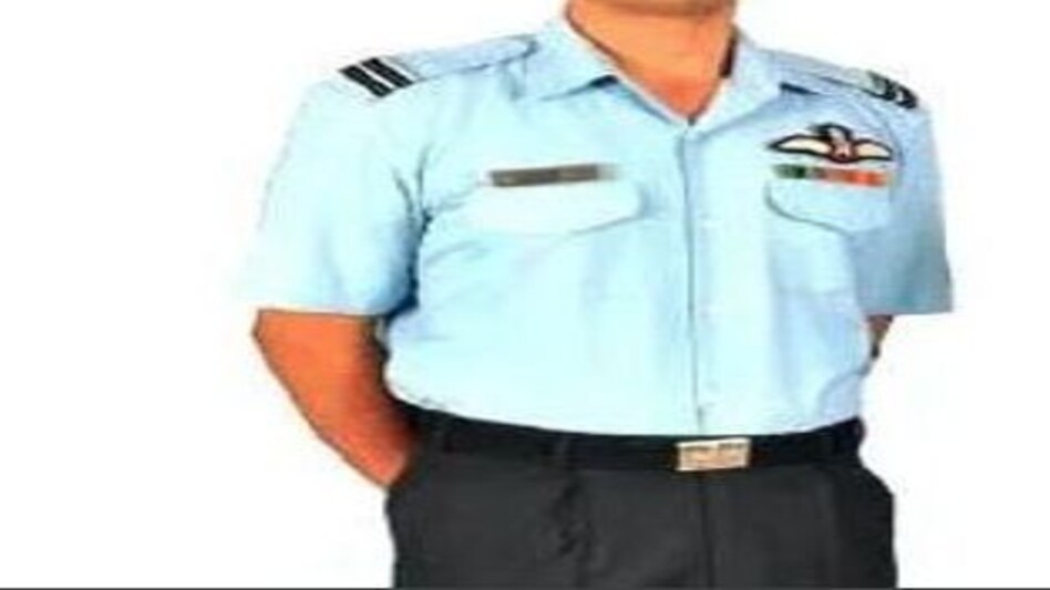 गर्लफ्रेंड के चक्कर में नकली एयरफोर्स अफसर ने की ये हरकत, सुरक्षा अधिकारियों की उड़ा दी नींद गर्लफ्रेंड के चक्कर में नकली एयरफोर्स अफसर ने की ये हरकत, सुरक्षा अधिकारियों की उड़ा दी नींद