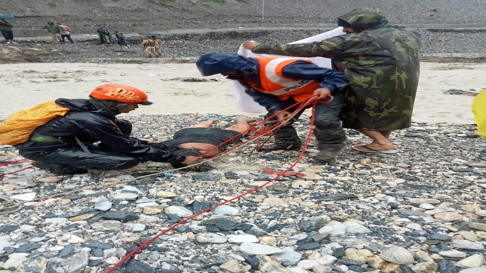 Amarnath Cloud Burst : अमरनाथ गुफा से 2 किलोमीटर दूर फटा बादल, 5 लोगों की मौत, रेस्क्यू ऑपरेशन जारी Amarnath Cloud Burst : अमरनाथ गुफा से 2 किलोमीटर दूर फटा बादल, 5 लोगों की मौत, रेस्क्यू ऑपरेशन जारी