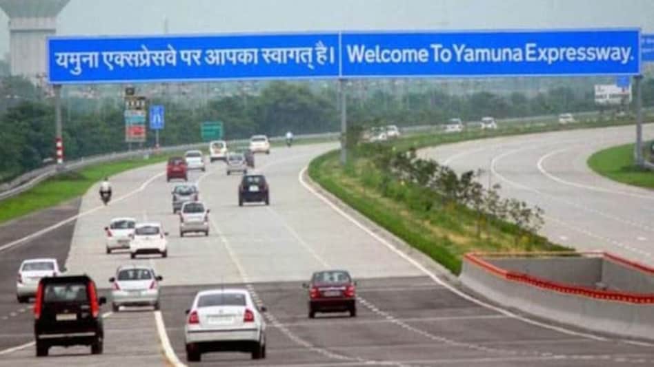 UP News: यमुना एक्सप्रेस वे पर 150 किमी की रफ्तार से दौड़ाई मर्सिडीज़, हुआ चालान, लाईसेंस रद्द UP News: यमुना एक्सप्रेस वे पर 150 किमी की रफ्तार से दौड़ाई मर्सिडीज़, हुआ चालान, लाईसेंस रद्द