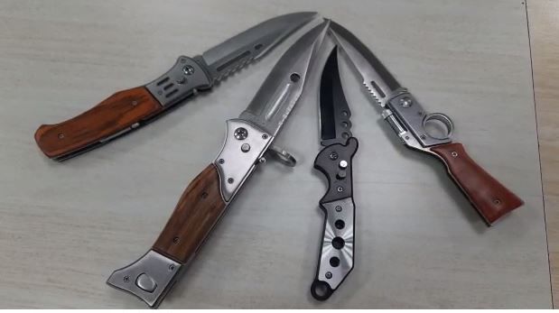 Delhi Crime: दिल्ली पुलिस ने बरामद किए मेड इन चाइना के 14500 बटनदार चाकू CrimeTak