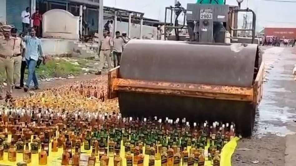 Andhra Pradesh News: 2 करोड़ रुपए की शराब को रोड रोलर से कुचला देखिए Video Andhra Pradesh News: 2 करोड़ रुपए की शराब को रोड रोलर से कुचला देखिए Video