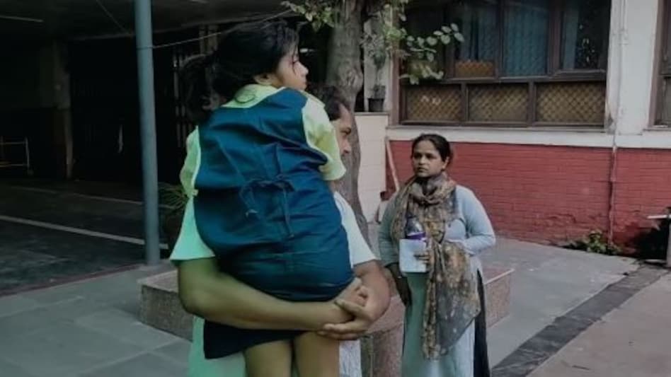 Delhi News: दिल्ली के जीटीबी एन्क्लेव में बच्चों को ले जा रही वैन पलटी, कई बच्चे ज़ख्मी, ड्राइवर गिरफ्तार Delhi News: दिल्ली के जीटीबी एन्क्लेव में बच्चों को ले जा रही वैन पलटी, कई बच्चे ज़ख्मी, ड्राइवर गि...