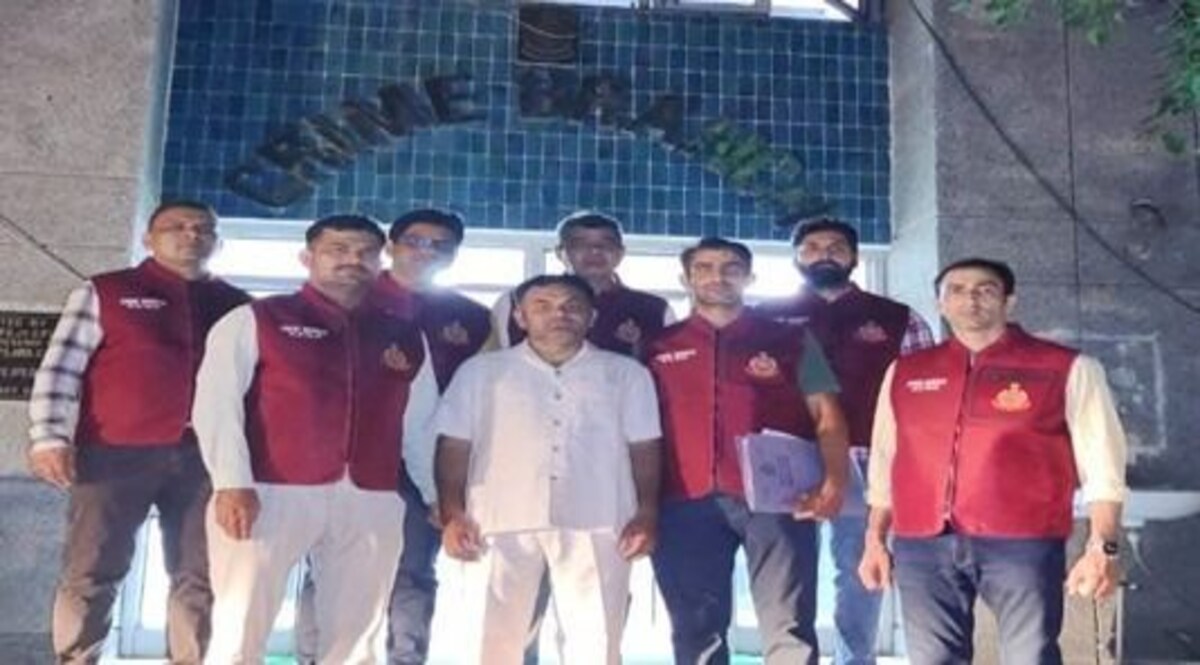 100 करोड़ के फ्रॉड में BSF का Ex कुक हो गया बुक, इस नायाब तरीके से लगाता था लोगों को चूना CrimeTak