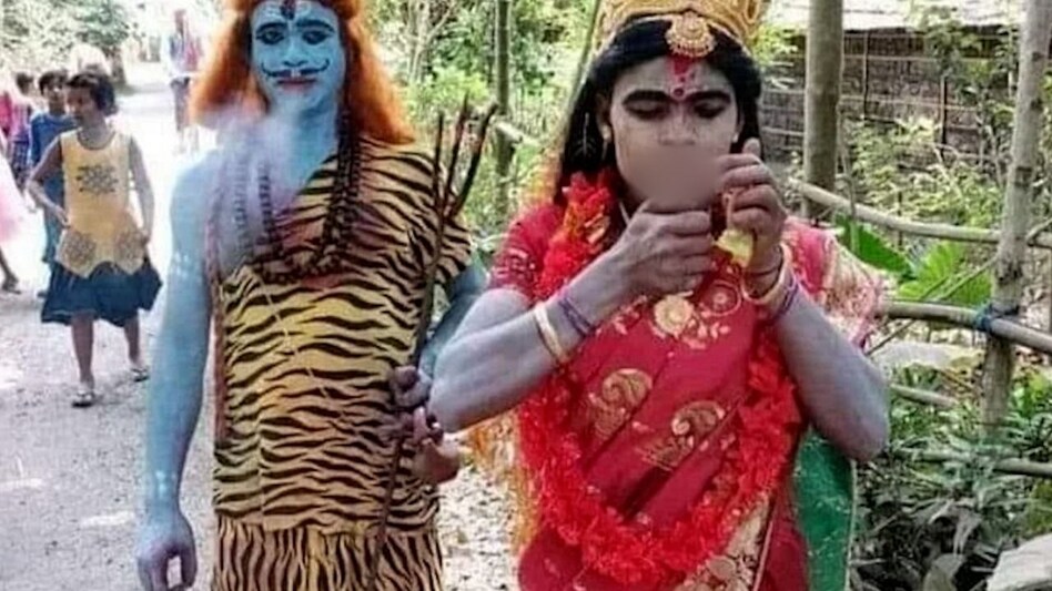 Kali Movie Poster Row: क्या ये फिल्म हिट करने का स्टंट ?
अब 'शिव-पार्वती' को सिगरेट पीते दिखाया! Kali Movie Poster Row: क्या ये फिल्म हिट करने का स्टंट ?अब 'शिव-पार्वती' को सिगरेट पीते दिखाया!