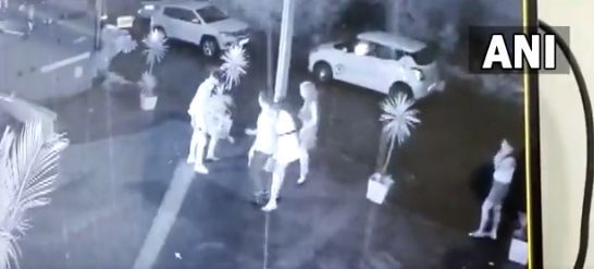 PANCHKULA NIGHT CLUB FIRING : नाइट क्लब के बाहर ऐसा क्या हुआ कि पुलिस आ गई, देखे वीडियो PANCHKULA NIGHT CLUB FIRING : नाइट क्लब के बाहर ऐसा क्या हुआ कि पुलिस आ गई, देखे वीडियो