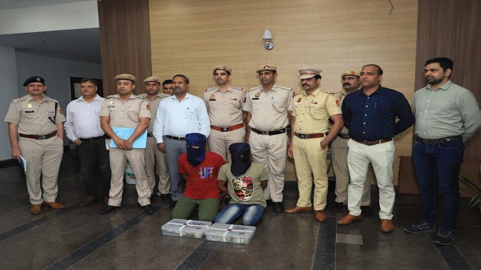 Delhi Crime: 38 लाख की लूट और गर्लफ्रेंड के साथ मनाली का ट्रिप बन गया सपना, लुटेरा पहुंचा जेल Delhi Crime: 38 लाख की लूट और गर्लफ्रेंड के साथ मनाली का ट्रिप बन गया सपना, लुटेरा पहुंचा जेल