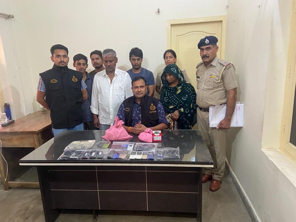 Haryana News: इस गैंग से बचके रहना! ये सोने के सिक्के दिखाकर लूट लेते हैं Haryana News: इस गैंग से बचके रहना! ये सोने के सिक्के दिखाकर लूट लेते हैं