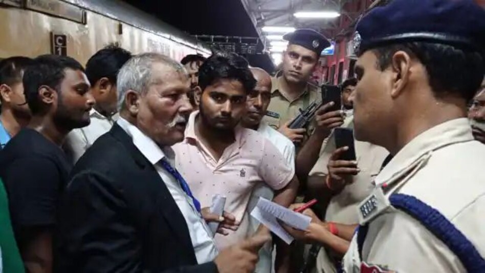 Bihar में GRP की गुंडागर्दी का वीडियो हुआ Viral, ट्रेन में इंस्पेक्टर से टिकट मांगने पर सीनियर टीटी को बुरी तरह पीटा,मार मार कर मुँह सुजा डाला Bihar में GRP की गुंडागर्दी का वीडियो हुआ Viral, ट्रेन में इंस्पेक्टर से टिकट मांगने पर सीनियर टीटी...