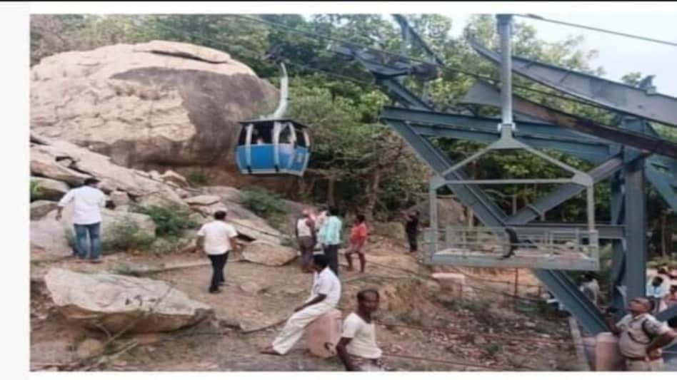 Ropeway accident : बीच रास्ते में अटका रोपवे, भाजपा विधायक समेत 40 श्रद्धालु 1 घंटे तक फंसे रहे Ropeway accident : बीच रास्ते में अटका रोपवे, भाजपा विधायक समेत 40 श्रद्धालु 1 घंटे तक फंसे रहे