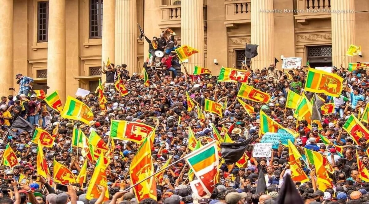 Sri Lanka Crisis: श्रीलंका में लोगों की 'सरकार' ने शुरू किया काम CrimeTak