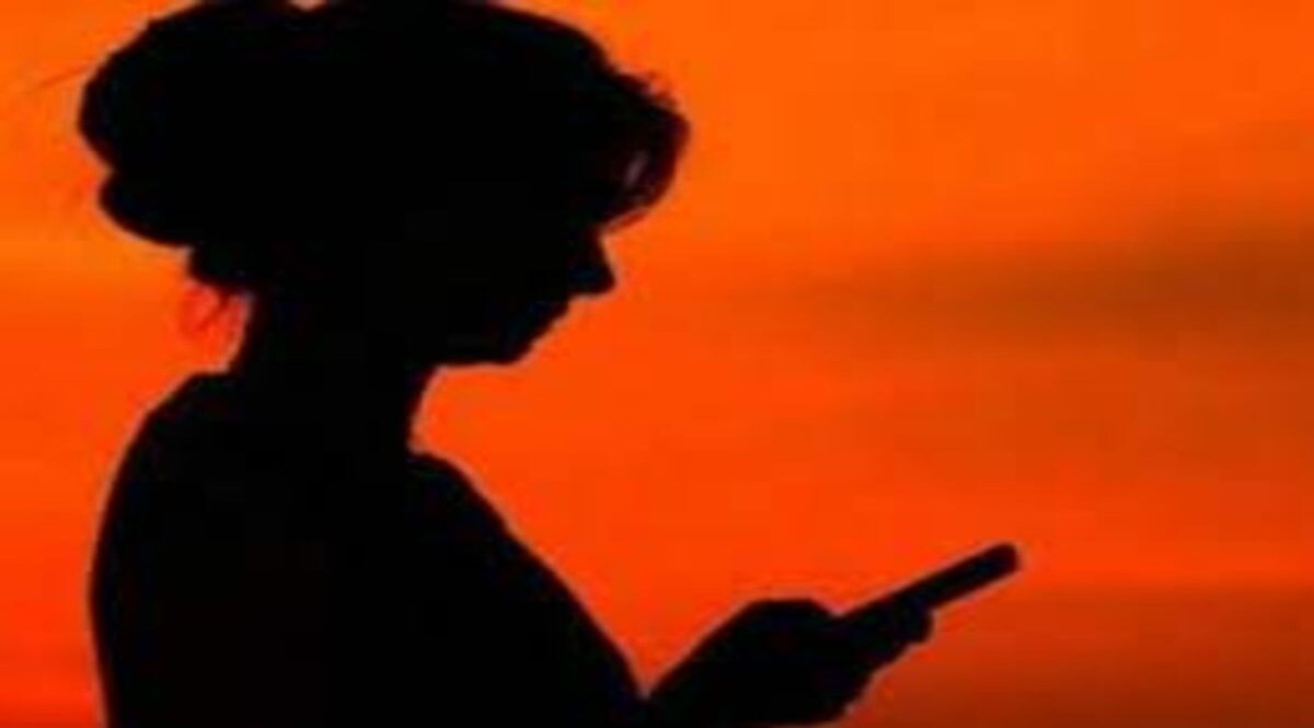 लड़की कर रही थी लड़के को चीट! शक में बीच बाजार लड़के ने लड़की के साथ किया ये बड़ा कांड CrimeTak