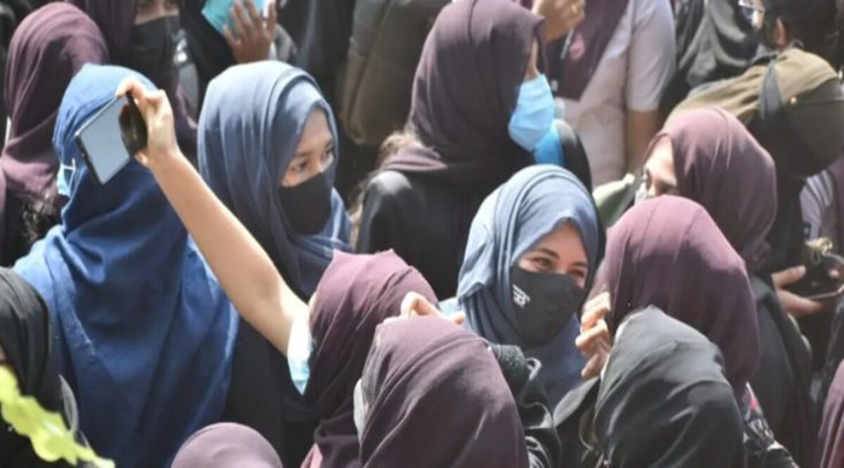 Hijab Dispute: हिजाब पहनने से रोका तो महिला टीचर की साड़ी खोल दी, देखें वीडियो CrimeTak