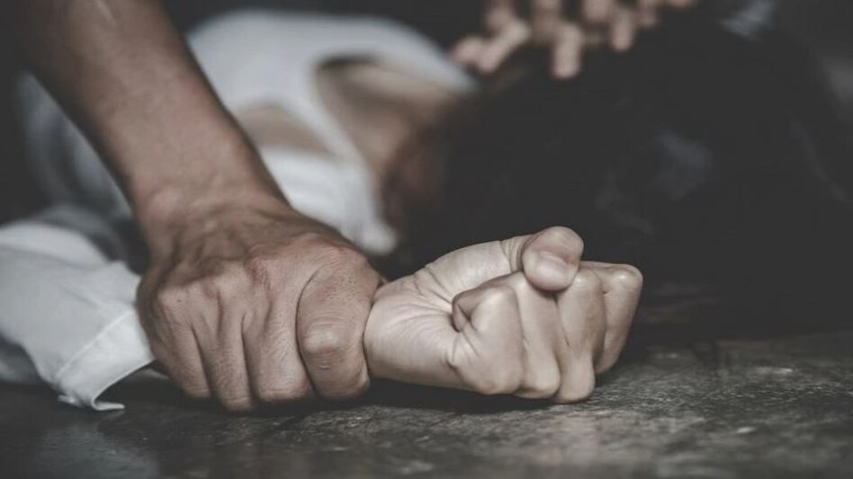 Rape News : सगे जीजा ने 5 साल की साली का हाथ पैर बांध कर किया रेप, गर्म लोहे से दागा Rape News : सगे जीजा ने 5 साल की साली का हाथ पैर बांध कर किया रेप, गर्म लोहे से दागा