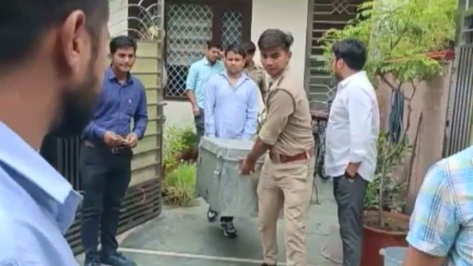 Noida Crime News: नोएडा में CBI और आयकर विभाग की रेड, NBCC के पूर्व CGM के घर हुई छापेमारी, करोड़ों रुपए बरामद Noida Crime News: नोएडा में CBI और आयकर विभाग की रेड, NBCC के पूर्व CGM के घर हुई छापेमारी, करोड़ों...