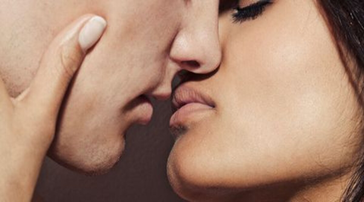 छात्र-छात्रा के Kiss का वीडियो वायरल, ब्लैकमेल कर कई बार किया लड़की यौन शोषण; 8 छात्र गिरफ्तार CrimeTak
