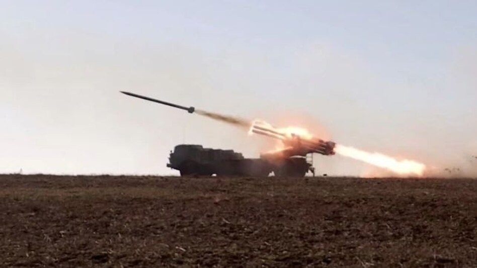 Russia Ukraine War: लुहांस्क पर रूसी सेना का कब्जा, यूक्रेन ने ऐसे किया रूसी इलाके पर हमला Russia Ukraine War: लुहांस्क पर रूसी सेना का कब्जा, यूक्रेन ने ऐसे किया रूसी इलाके पर हमला