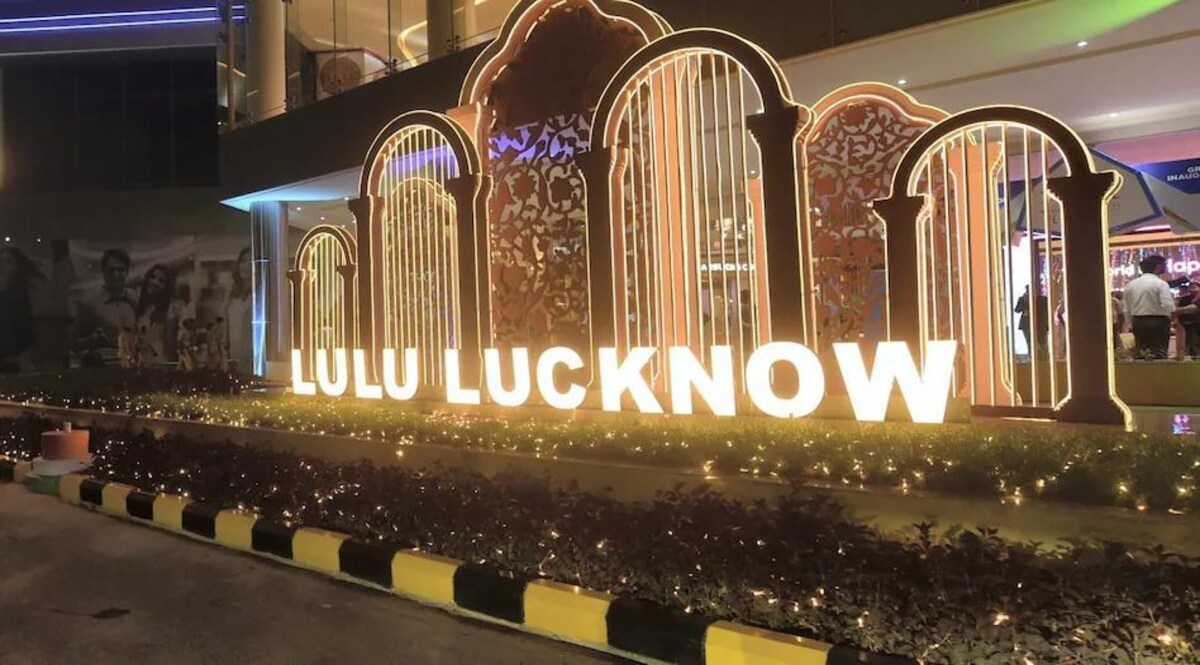 देखे वीडियो - LuLu Mall की पार्किंग में तोड़ी गई सपा विधायक इरफान सोलंकी की गाड़ी CrimeTak