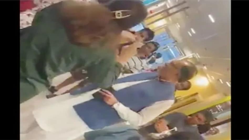 Viral Video : पाकिस्तान के मंत्री को देख लोग चिल्लाने लगे 'चोर-चोर', शर्म से मंत्री का हुआ मुँह लाल Viral Video : पाकिस्तान के मंत्री को देख लोग चिल्लाने लगे 'चोर-चोर', शर्म से मंत्री का हुआ मुँह लाल