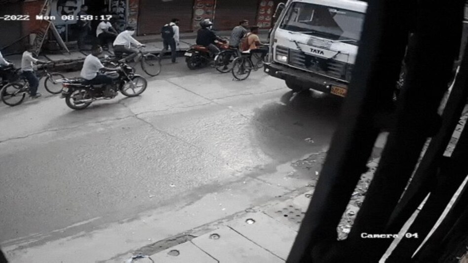 Delhi Crime: रोड रेज का सनसनीखेज केस, डंपर के नीचे युवक का VIDEO देखिए Delhi Crime: रोड रेज का सनसनीखेज केस, डंपर के नीचे युवक का VIDEO देखिए