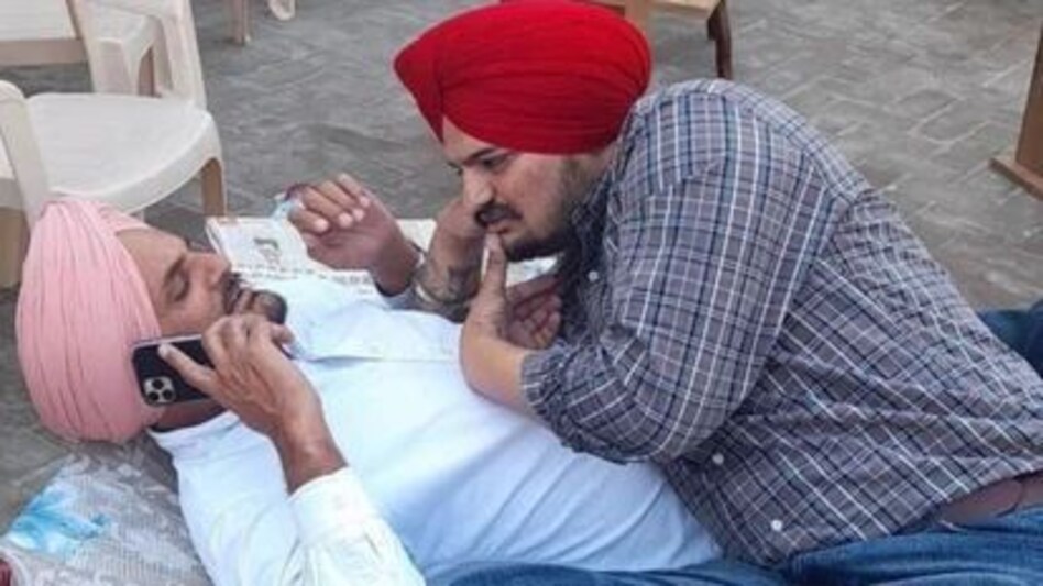 Sidhu Moosewala: 'अगला नंबर बापू का’, सिद्धू मूसेवाला के पिता को मिली धमकी Sidhu Moosewala: 'अगला नंबर बापू का’, सिद्धू मूसेवाला के पिता को मिली धमकी