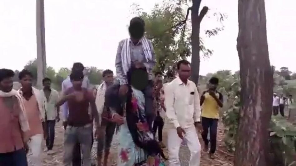 Viral Video: बस इतनी सी बात पर पति को पत्नी के कंधे पर बैठाकर गांव में घुमाया, देखिये शर्मनाक वीडियो Viral Video: बस इतनी सी बात पर पति को पत्नी के कंधे पर बैठाकर गांव में घुमाया, देखिये शर्मनाक वीडिय...