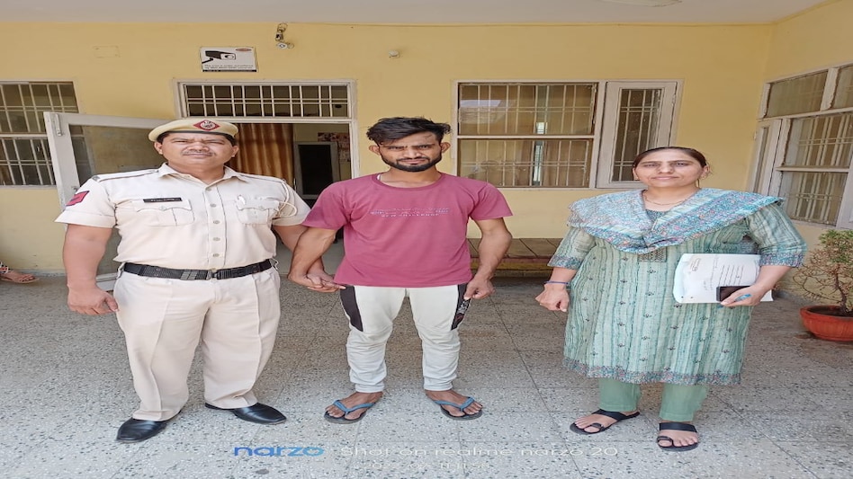 Haryana Crime News: 17 साल की नाबालिग के साथ दुष्कर्म करने वाले आरोपी को पुलिस ने 10 घन्टें में भेजा जेल Haryana Crime News: 17 साल की नाबालिग के साथ दुष्कर्म करने वाले आरोपी को पुलिस ने 10 घन्टें में भेज...