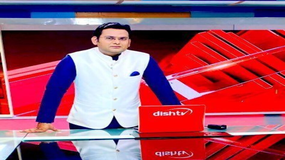 News Anchor Arrested : टी वी न्यूज एंकर को हिरासत में लेने के लिए आपस में भिड़ी छत्तीसगढ़ और नोएडा पुलिस - देखे वीडियो News Anchor Arrested : टी वी न्यूज एंकर को हिरासत में लेने के लिए आपस में भिड़ी छत्तीसगढ़ और नोएडा ...