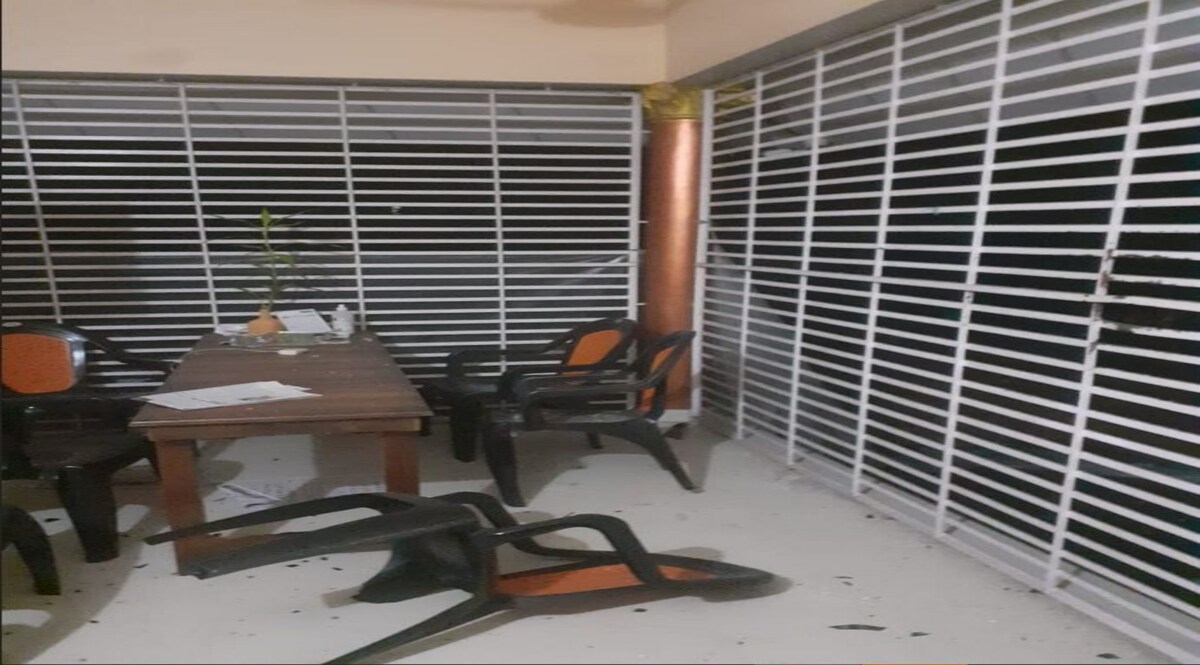 RSS कार्यालय पर फेंका गया बम, घटना में टूटे इमारत की खिड़की के शीशे, भारी पुलिस बल तैनात CrimeTak