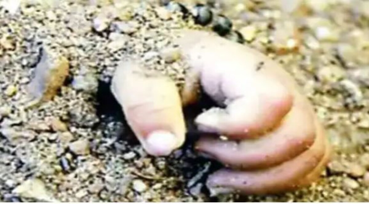 Bihar News: छपरा में नदी किनारे ज़मीन हिलने लगी और जमीन का सीना चीर कर निकली 3 साल की मासूम CrimeTak