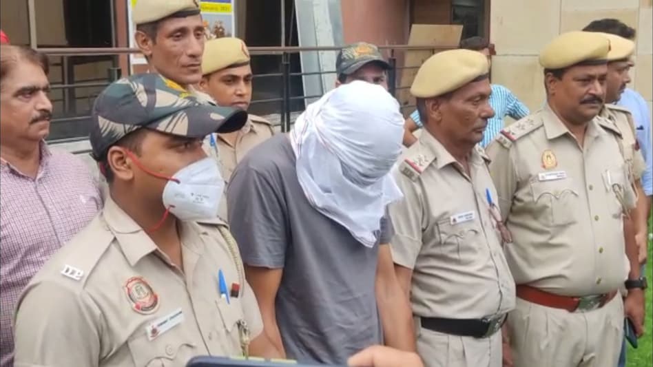 Delhi Metro : मेट्रो स्टेशन पर लड़की को फाइल दिखाते हुए मनचले ने दिखाया प्राइवेट पार्ट, CCTV से ऐसे खुली पोल Delhi Metro : मेट्रो स्टेशन पर लड़की को फाइल दिखाते हुए मनचले ने दिखाया प्राइवेट पार्ट, CCTV से ऐसे...