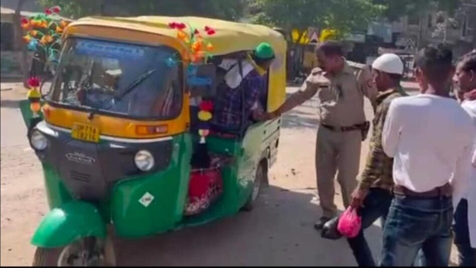 Viral Video: क्या कभी किसी ऑटो में 27 लोगों को सवार होते हुए देखा है! Viral Video: क्या कभी किसी ऑटो में 27 लोगों को सवार होते हुए देखा है!