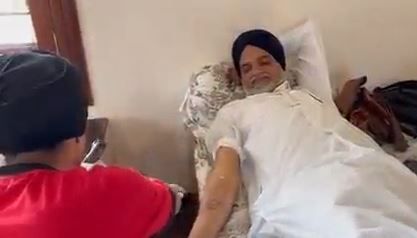 Sidhu Moosewala: बांहों पर बेटे की याद, सिद्धू मूसेवाला के पिता ने हाथ पर बनवाया बेटे का टैटू Sidhu Moosewala: बांहों पर बेटे की याद, सिद्धू मूसेवाला के पिता ने हाथ पर बनवाया बेटे का टैटू