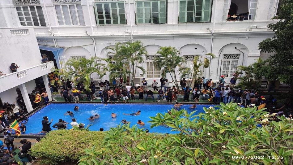 Sri Lanka Crisis: श्रीलंका में राष्ट्रपति भवन के स्वीमिंग पूल में जमकर नहाए प्रदर्शनकारी देखिए VIDEO Sri Lanka Crisis: श्रीलंका में राष्ट्रपति भवन के स्वीमिंग पूल में जमकर नहाए प्रदर्शनकारी देखिए VIDE...