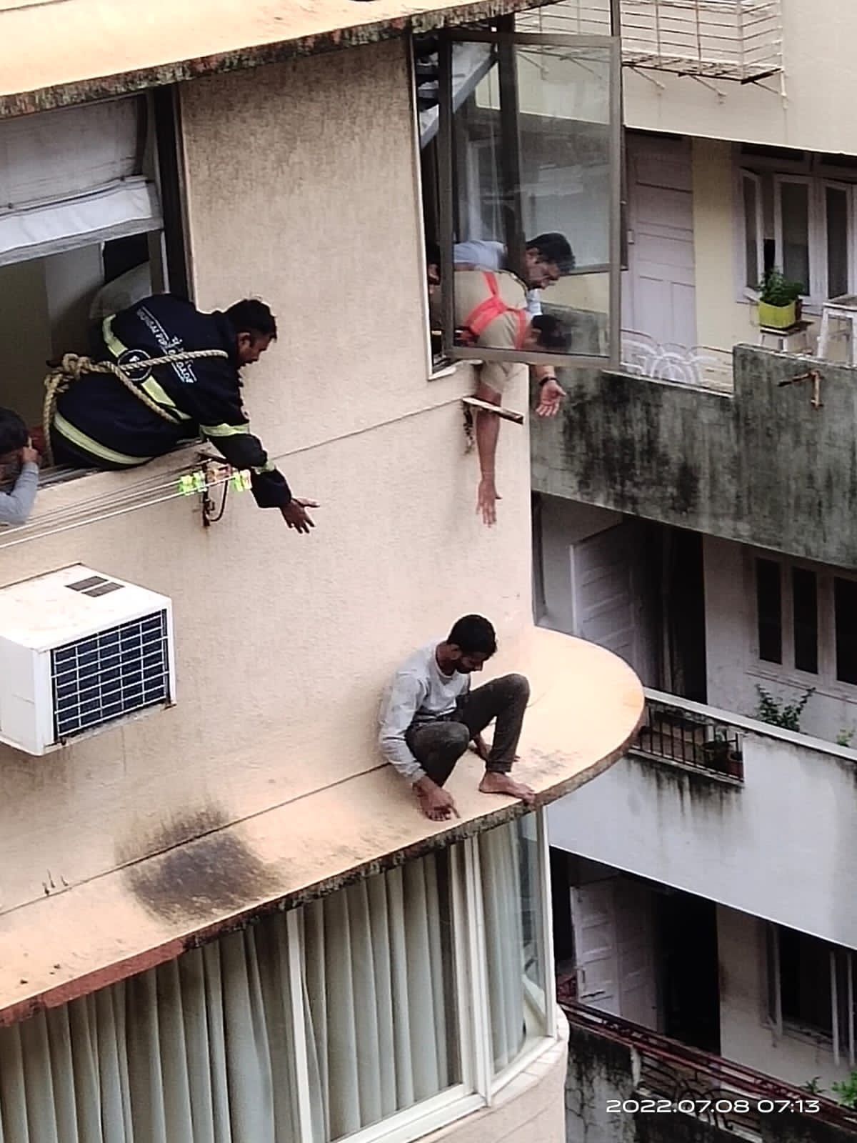 Mumbai Crime News: पुलिस के डर से चोर ने लगाई चौथी मंजिल से झलांग, अस्पताल में मौत CrimeTak