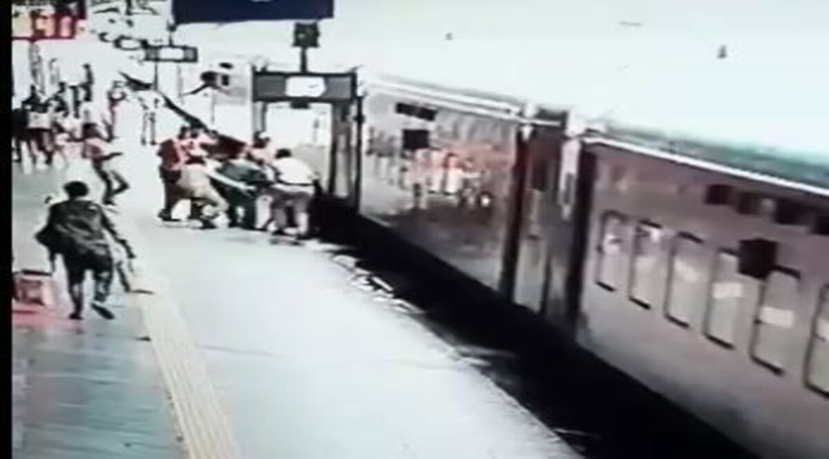 Gujarat News: अहमदाबाद में ट्रेन पर चढ़ते वक्त रेलवे ट्रैक पर गिरी महिला, कैसे बची जान, देखिए VIDEO CrimeTak