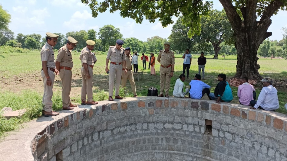 UP Crime News: उत्तर प्रदेश के ललितपुर में दर्दनाक हादसा, महिला 3 बच्चों के साथ कुएं में कूदी UP Crime News: उत्तर प्रदेश के ललितपुर में दर्दनाक हादसा, महिला 3 बच्चों के साथ कुएं में कूदी