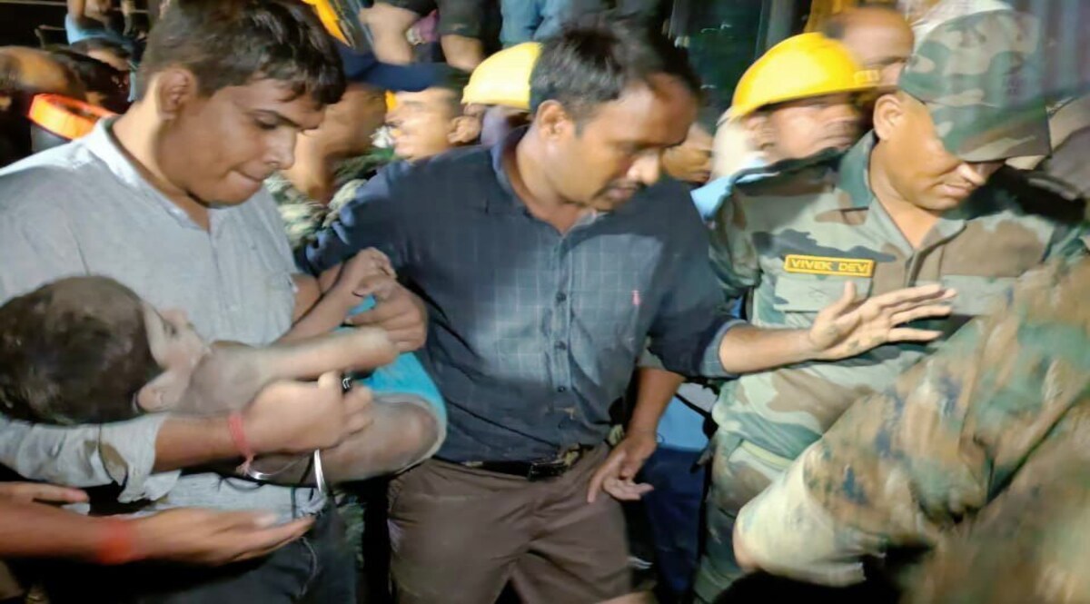 देखे वीडियो - Chhatarpur Borewell News : कैमरा में दिख रही थी नन्हीं जान! छतरपुर में 40 फुट गहरे बोरवेल में गिरे 5 साल के बच्चे को कई घंटों के बाद बचाया गया CrimeTak