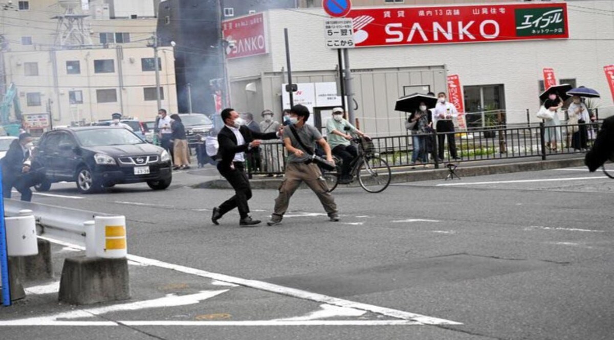 Japan ex prime minister : गोली मारने से पहले दिखा हमलावर, देखे वीडियो,
गोली लगने के बाद CPR देते डॉक्टर, शिंजो पर शॉटगन से अटैक ! CrimeTak