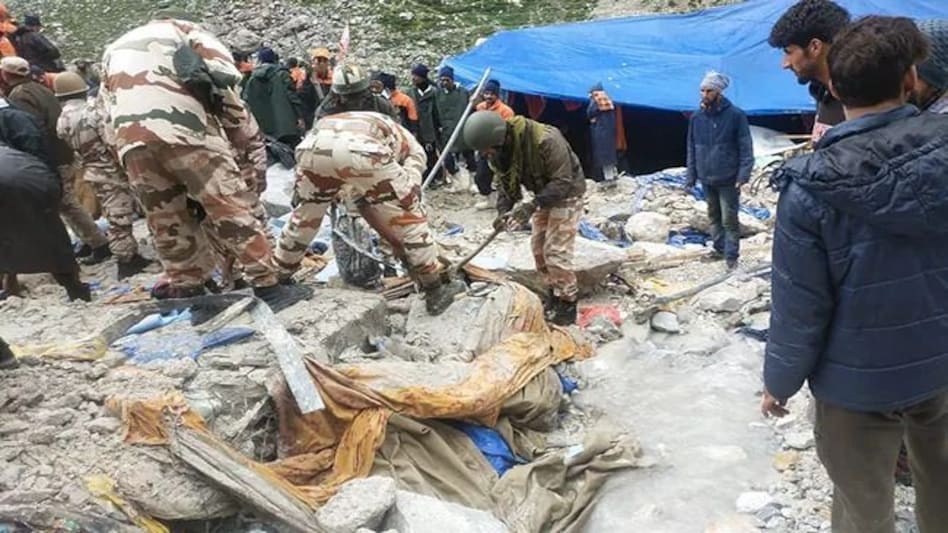 Amarnath Cloudburst: पत्थरों को हटाकर रेस्क्यू जारी, अबतक 16 की मौत 48 लापता Amarnath Cloudburst: पत्थरों को हटाकर रेस्क्यू जारी, अबतक 16 की मौत 48 लापता