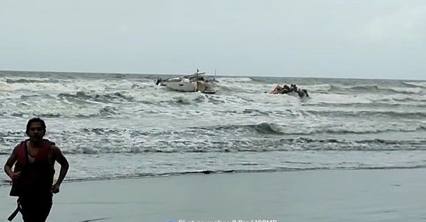 Maharashtra : महाराष्ट्र के रायगढ़ के समुद्री तट पर संदिग्ध बोट में AK-47, राइफल और विस्फोटक मिले Maharashtra : महाराष्ट्र के रायगढ़ के समुद्री तट पर संदिग्ध बोट में AK-47, राइफल और विस्फोटक मिले