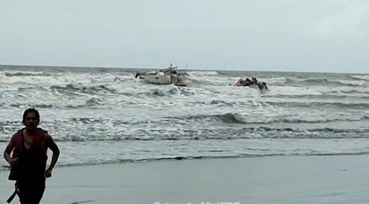 Maharashtra : महाराष्ट्र के रायगढ़ के समुद्री तट पर संदिग्ध बोट में AK-47, राइफल और विस्फोटक मिले CrimeTak